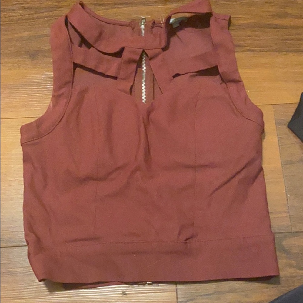 Cropped maroon shirt
